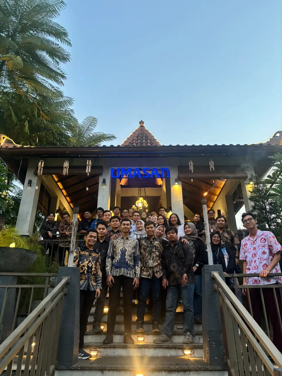 Foto bersama karyawan dan manajemen PT Satya Energi Solusi