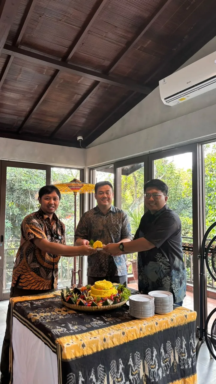 Prosesi potong tumpeng oleh pendiri PT Satya Energi Solusi